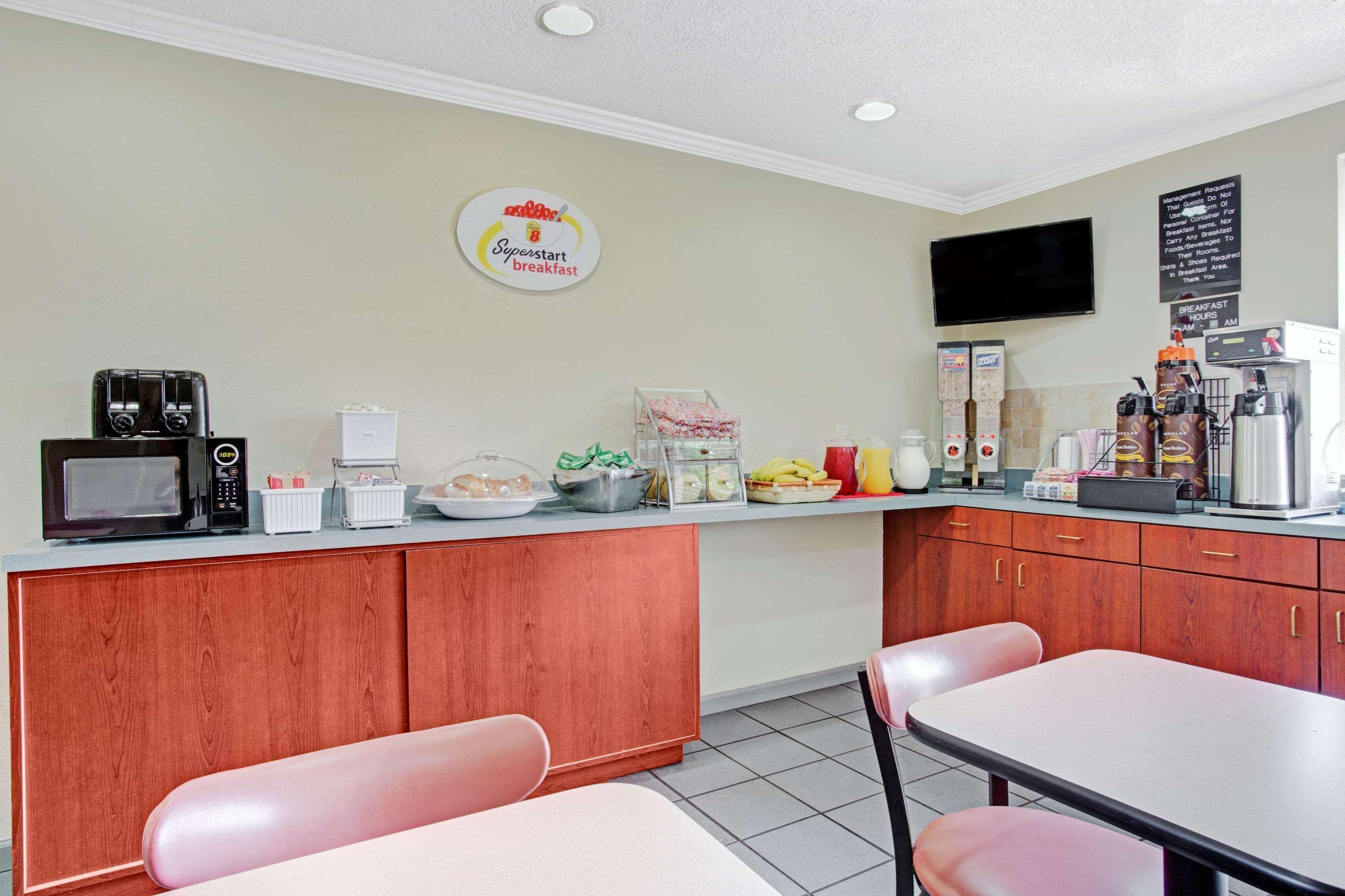 Super 8 By Wyndham Williamsburg/Historic Area Hotel Екстериор снимка