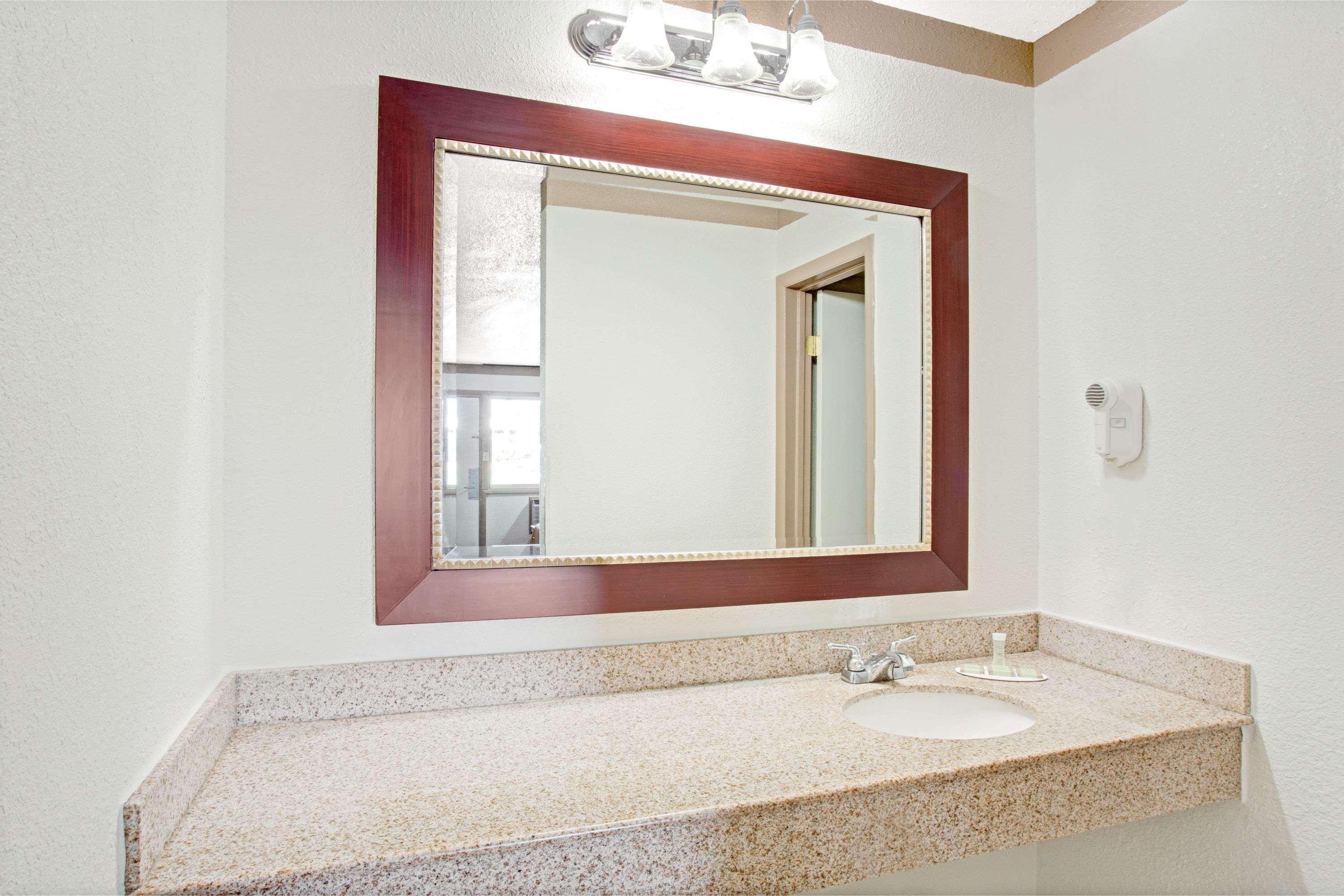 Super 8 By Wyndham Williamsburg/Historic Area Hotel Екстериор снимка