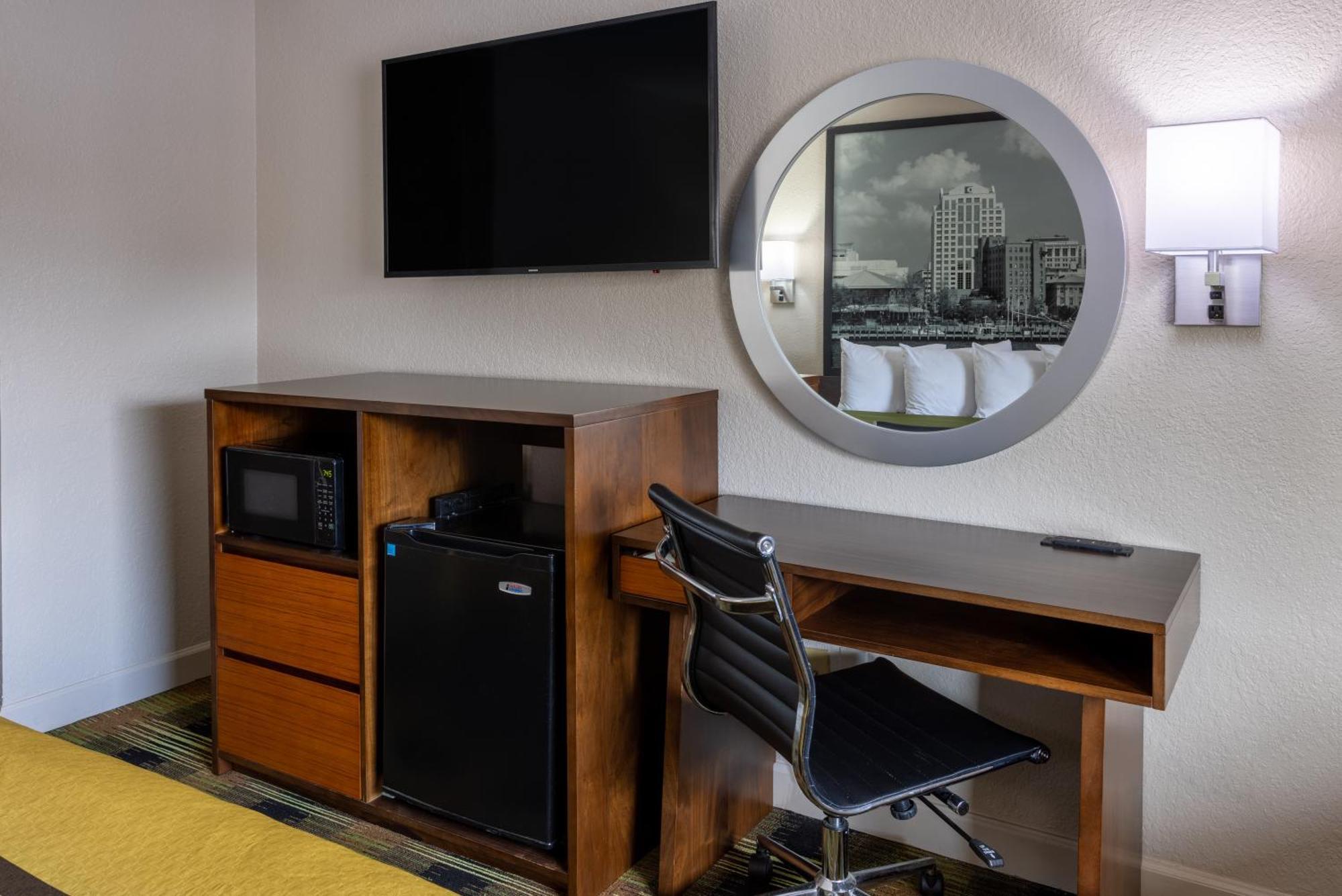 Super 8 By Wyndham Williamsburg/Historic Area Hotel Екстериор снимка