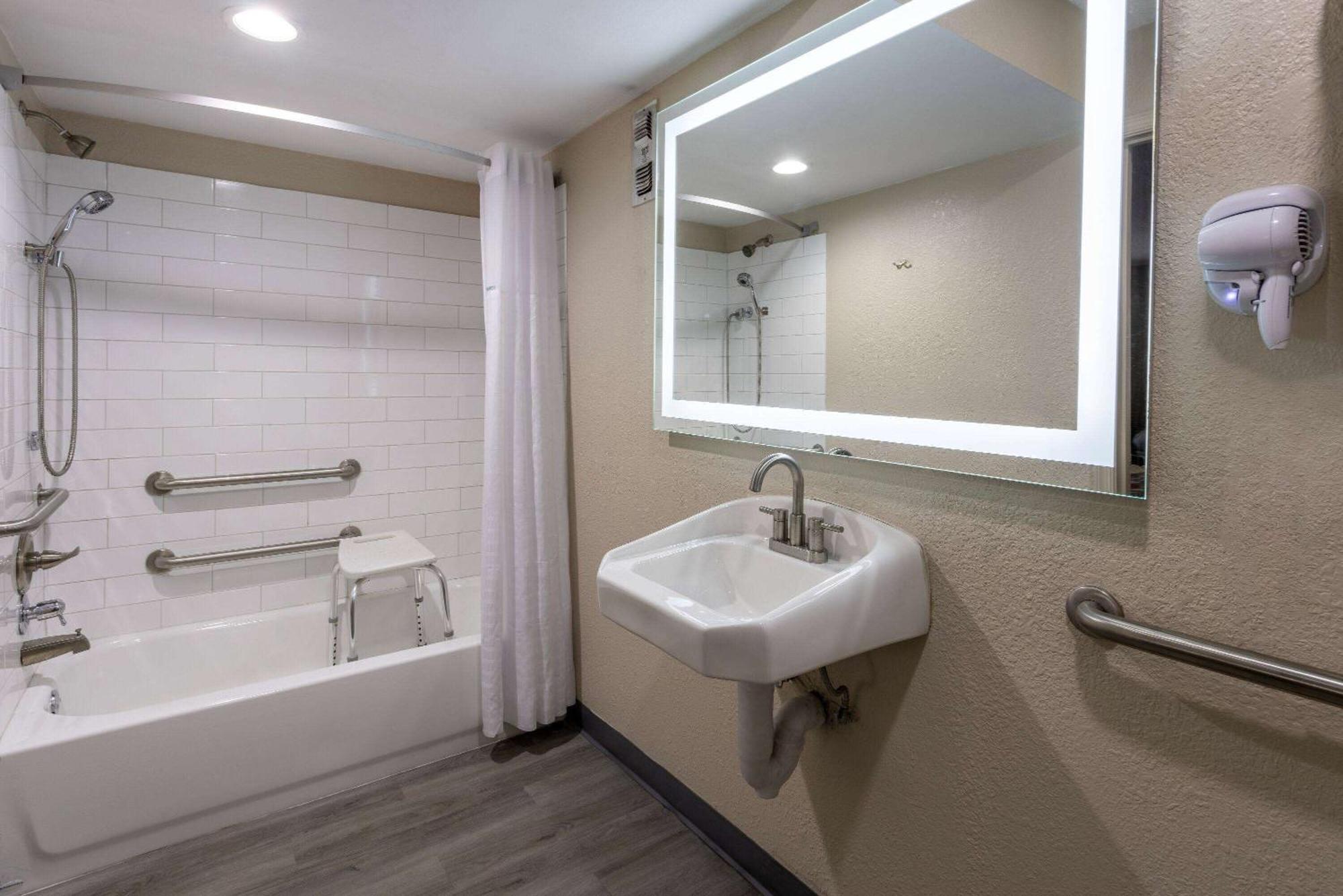 Super 8 By Wyndham Williamsburg/Historic Area Hotel Екстериор снимка